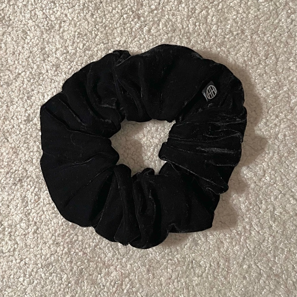 Haute Hijab small velvet shaping scrunchie